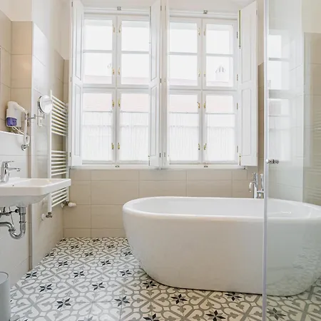 Benedict ホテル 3*